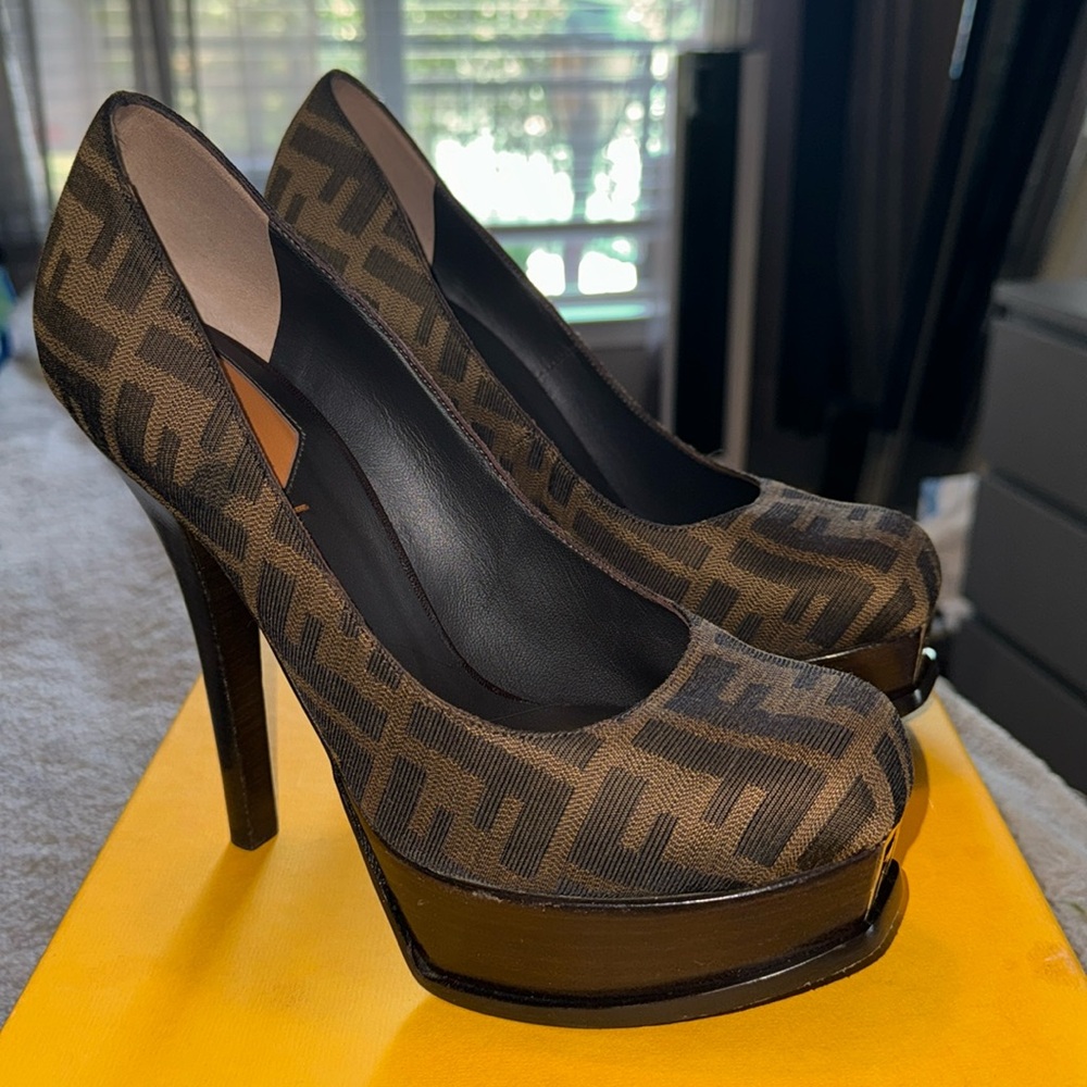 Fendi women heel platforms size 39